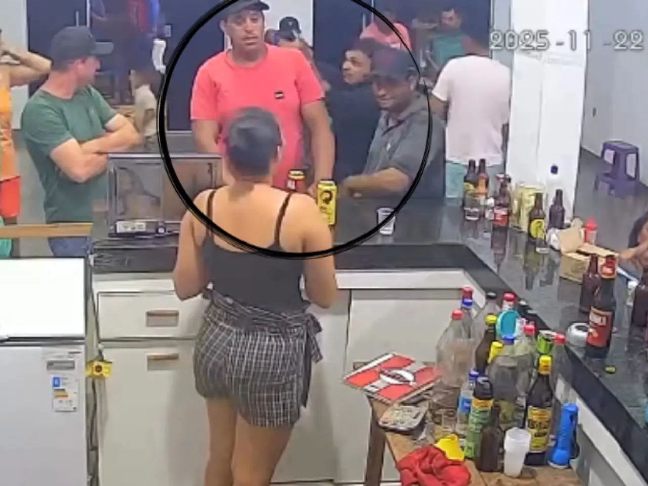 Veja o momento em que homem é baleado dentro bar lotado