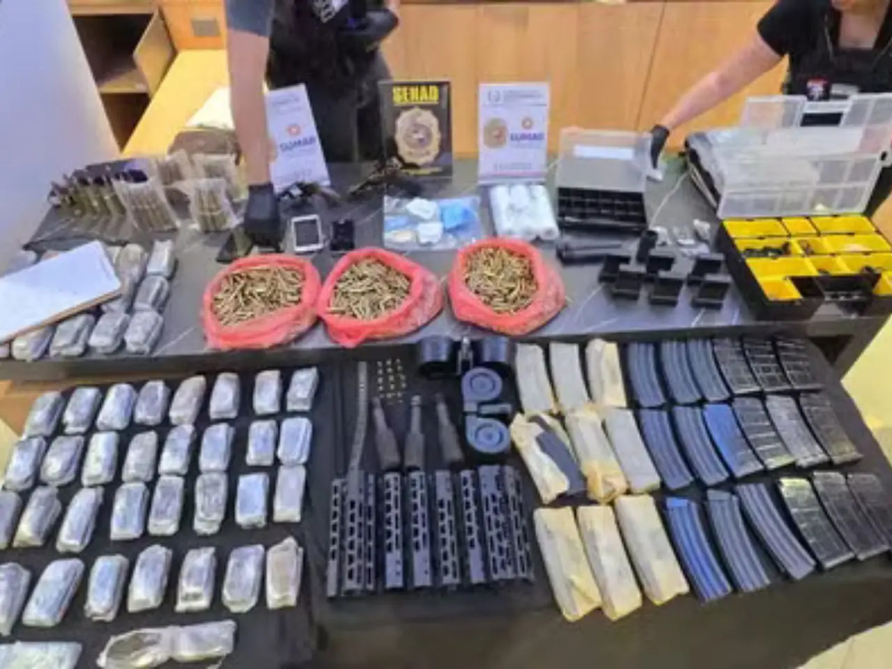 Criminosos usavam concessionária de carros de luxo para abastecer o CV com armas e drogas