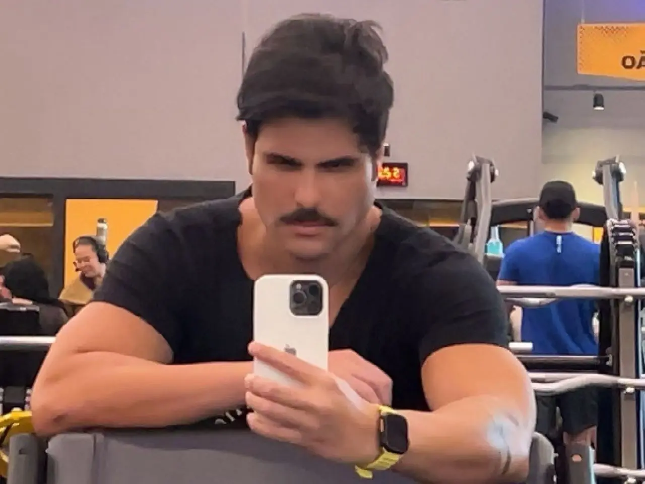 Com foto sensual, ex-marido de Nicole Bahls anuncia perfil em plataforma de conteúdo adulto