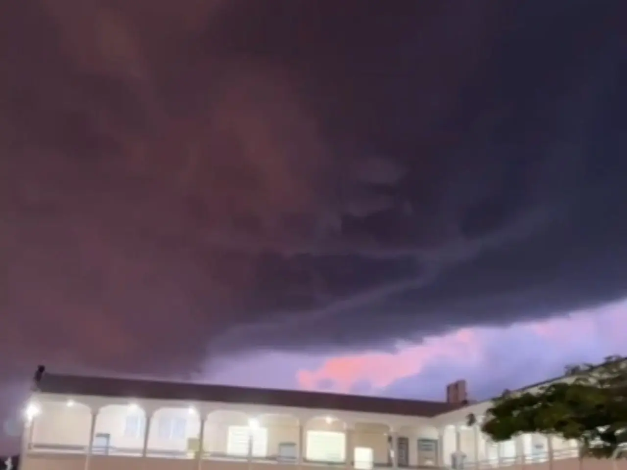 Mundo invertido? Nuvem assustadora cobre cidade e lembra série Stranger Things