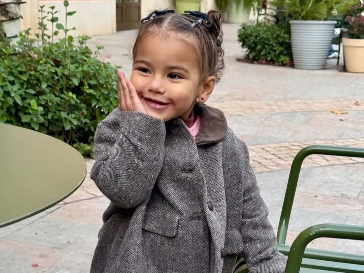 Filha de Neymar encanta torcida na Vila Belmiro antes de partida decisiva do Santos contra o Sport pelo Brasileirão