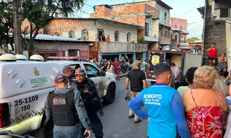 Família se desespera ao encontrar jovem morto debaixo de uma escada
