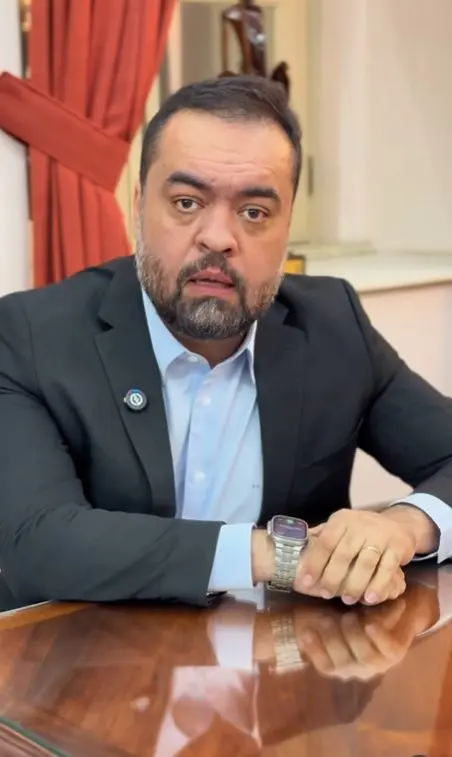 Governador do Rio é aplaudido de pé em igreja após megaoperação
