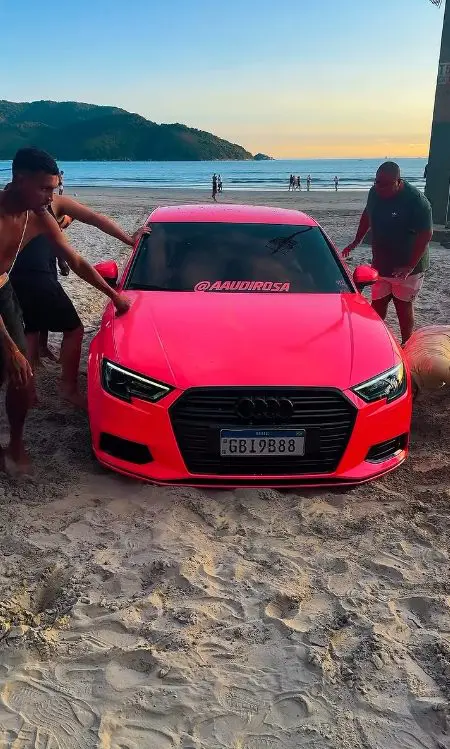 Carro de luxo fica atolado na praia após tentativa de foto; vídeo