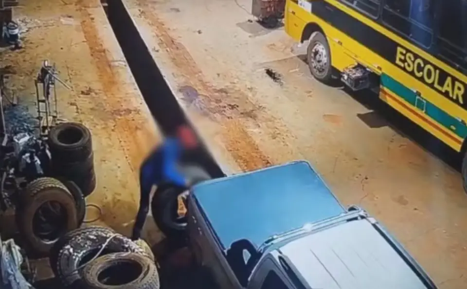 Vídeo: funcionário público é flagrado furtando pneus de ônibus do transporte escolar