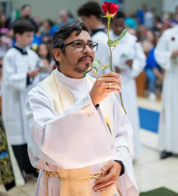 Padre Alexsandro da Silva Lima, de 44 anos, foi encontrado morto às margens de uma estrada em Dourados; Polícia Civil investiga o caso como latrocínio.