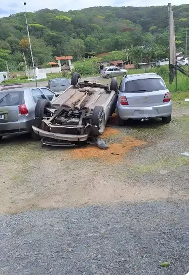 Carro capota várias vezes e atinge veículos parados em beira de rodovia (Foto: Polícia Militar Rodoviária Santa Catarina)