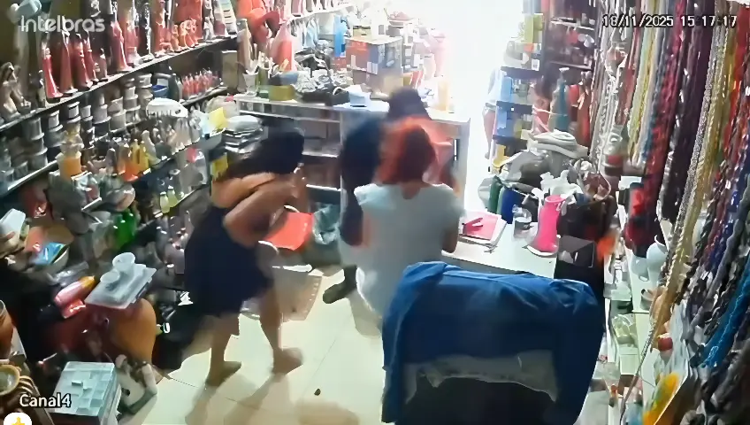 Cliente é baleada durante assalto em loja de artigos religiosos (Foto: Reprodução Câmera de Segurança)