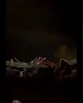 Estrutura metálica desaba durante festa de formatura em Regente Feijó, SP; vendaval deixa um morto e feridos. Foto: Divulgação.