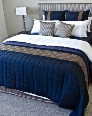 Esposa grava momento em que encontra o marido com outra dentro do quarto; veja vídeo