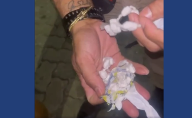 Vídeo: homem é preso ao tentar esconder papelotes de cocaína na cueca