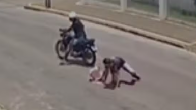 Adolescente pulou da moto para fugir de sequestrador (Foto: Reprodução)