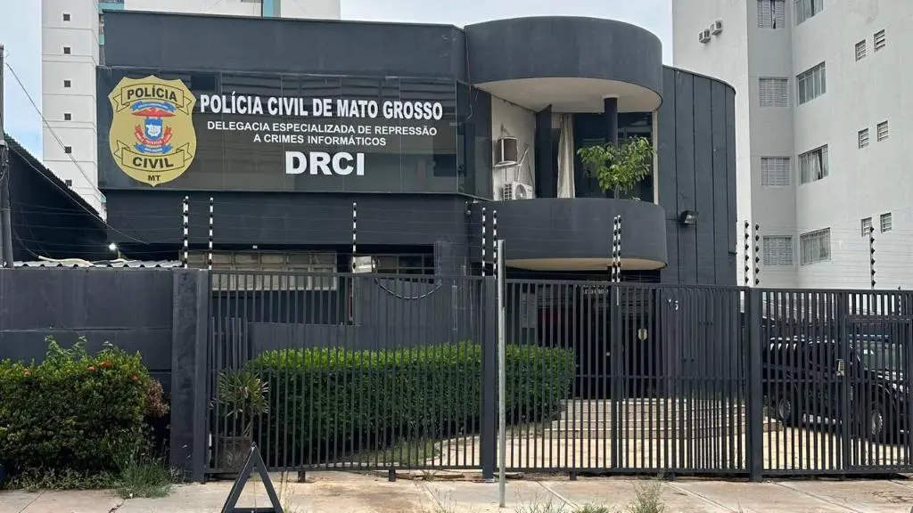 Polícia Civil cumpriu mandados no Rio Grande do Sul para desarticular quadrilha que criava perfis falsos, simulava conversas com “adolescentes” e extorquia moradores de Mato Grosso com falsas acusações de pedofilia. Foto: Divulgação / PCMT.