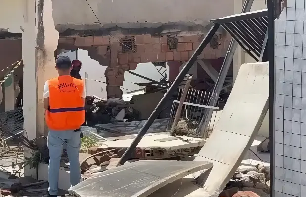 Reservatório rompe e inunda ruas em poucos segundos (Foto: Defesa Civil Paraíba)