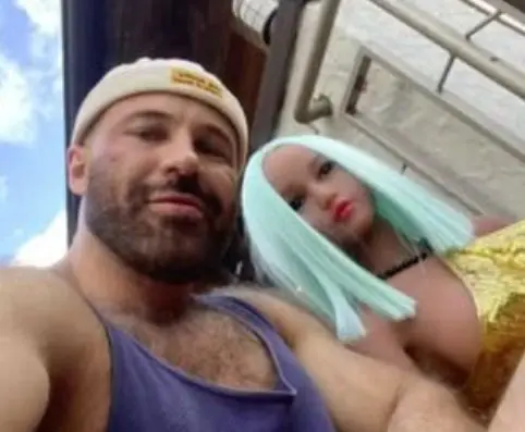 Yuri já foi casado com uma boneca sexual (Foto: Reprodução)