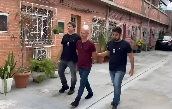 Dois homens são presos por abuso de filho adotivo de um deles (Foto: Polícia Civil RJ)