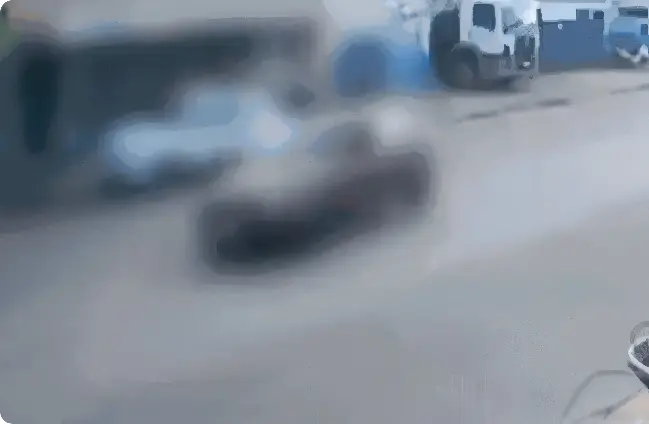  Idosa 'voa' após ser atropelada por carro em alta velocidade e morre (Foto: Reprodução Câmera de Segurança)