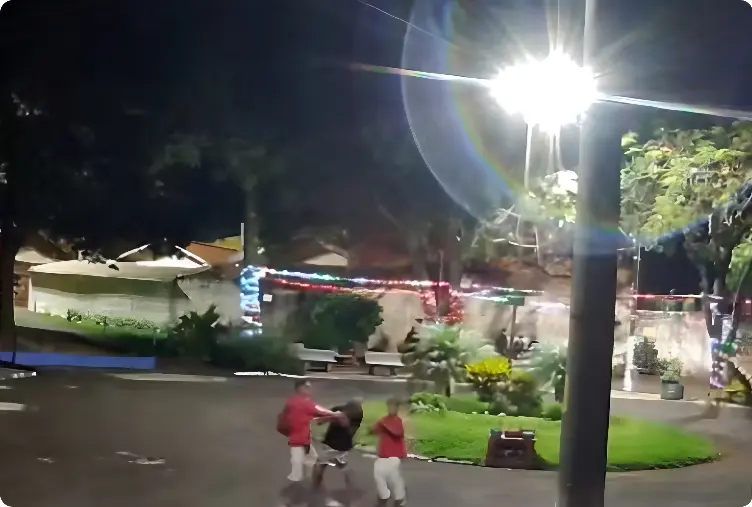 Idoso tenta impedir vandalismo em praça enfeitada para o Natal e é agredido (Foto: Reprodução)