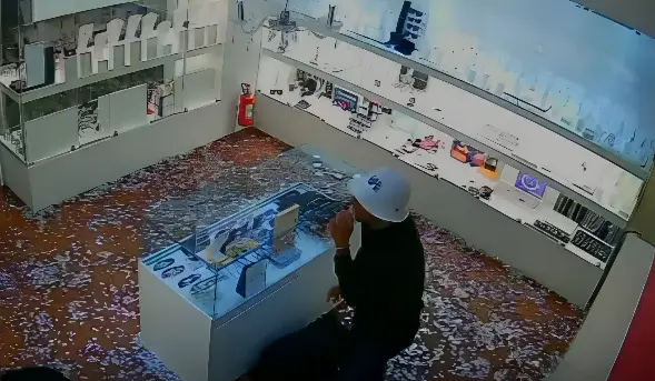 Ladrão assalta joalheria com sorvete na mão e rouba cerca de R$ 100 mil (Foto: Reprodução)