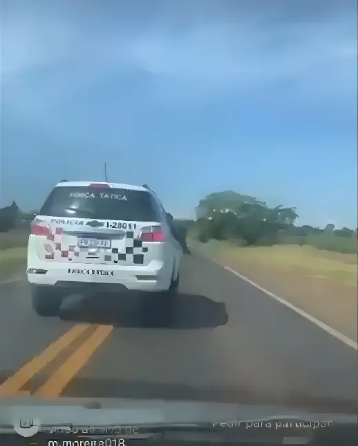 Criminosos gravam live fugindo da polícia, mas acabam se dando mal (Foto: Reprodução)
