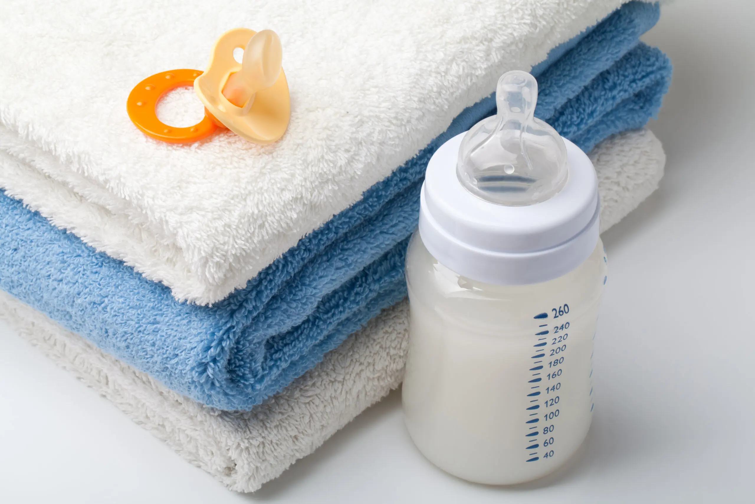 Bebê pega mamadeira errada e ingere soda cáustica (Foto: Getty Images/iStockphoto)