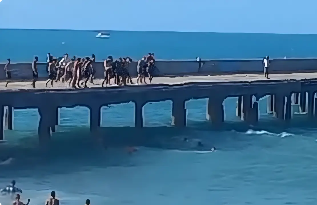 Salva-vidas pulam de ponte para salvar banhistas arrastados por correnteza (Foto: Reprodução)