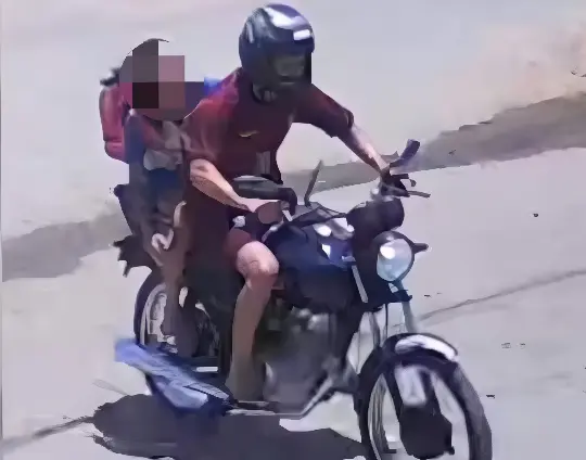 Motoqueiro pega criança de 9 à força e leva para mato (Foto: Reprodução Câmera de Segurança)
