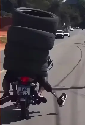 Motoqueiro com prótese na perna é flagrado 'vestindo' quatro pneus (Foto: Reprodução)