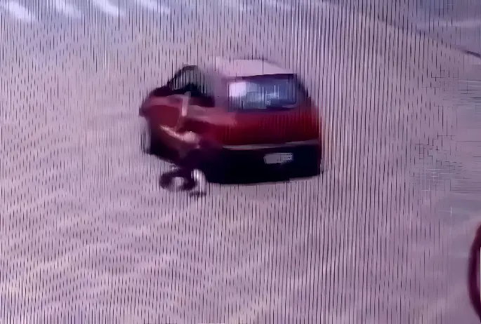Mulher é arrastada de propósito por ex-namorado pendurada em carro (Foto: Reprodução Câmera de Segurança)