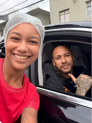 Neymar volta a doceria para buscar sobremesas encomendada por ele mesmo (Foto: Reprodução Redes Sociais)