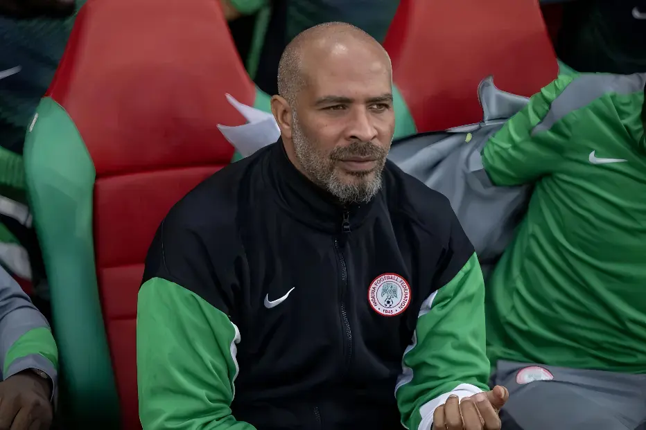 Técnico de futebol se revolta e cita 'bruxaria' durante disputa de pênalti (Foto: Reprodução)