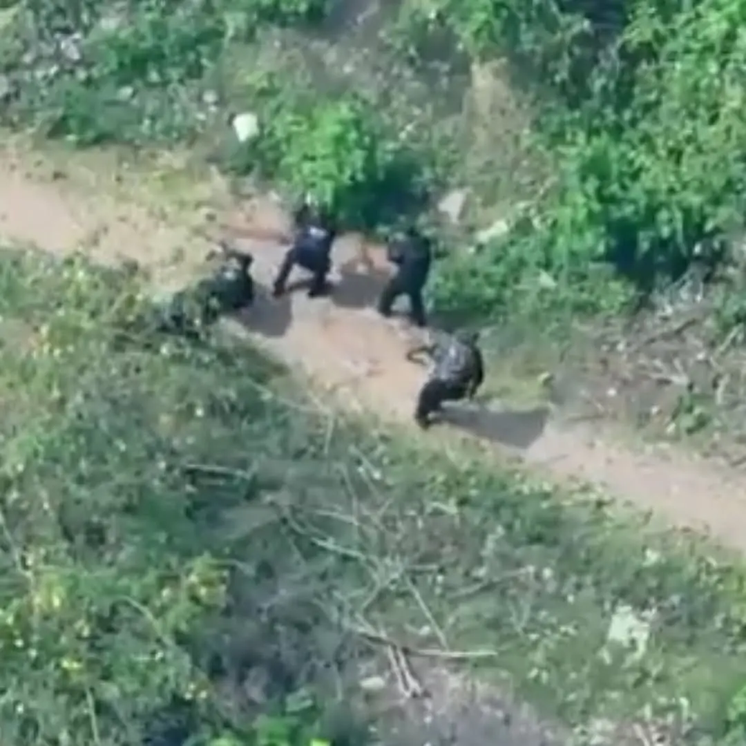 Novas imagens mostram momento em que policiais são atacados por criminosos durante megaoperação