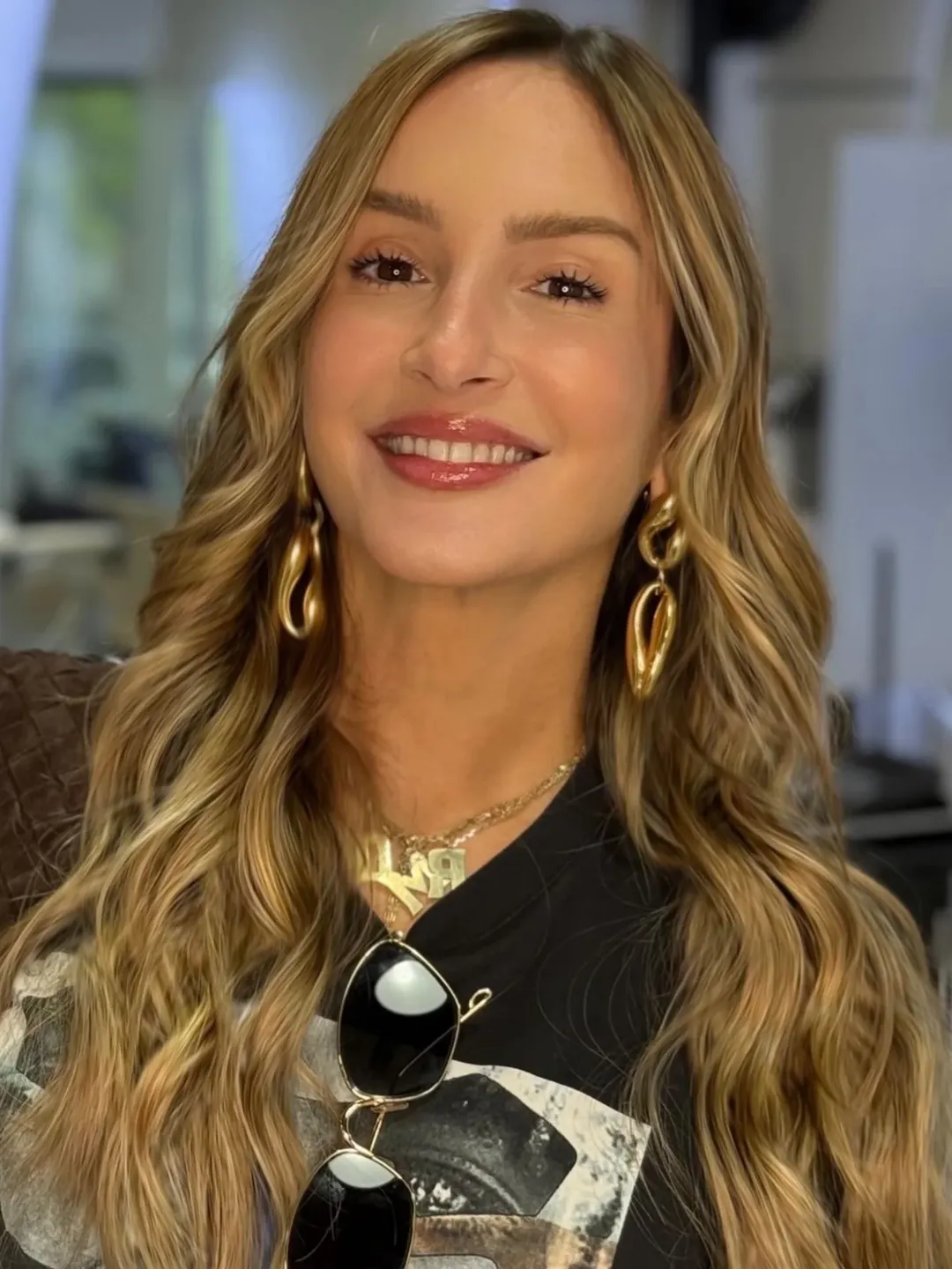 Imagem de Claudia Leitte no evento político que reacendeu críticas à cantora nas redes sociais. Foto: Reprodução / Redes sociais.