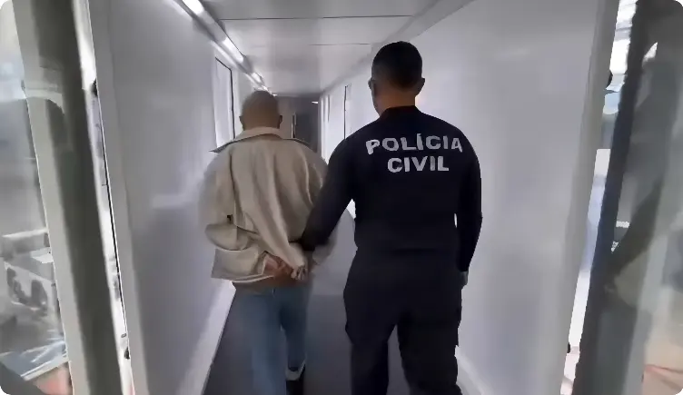 Homem é preso ainda em avião após aplicar golpe de R$ 3 milhões nos próprios pais (Foto: Divulgação/Polícia Civil)