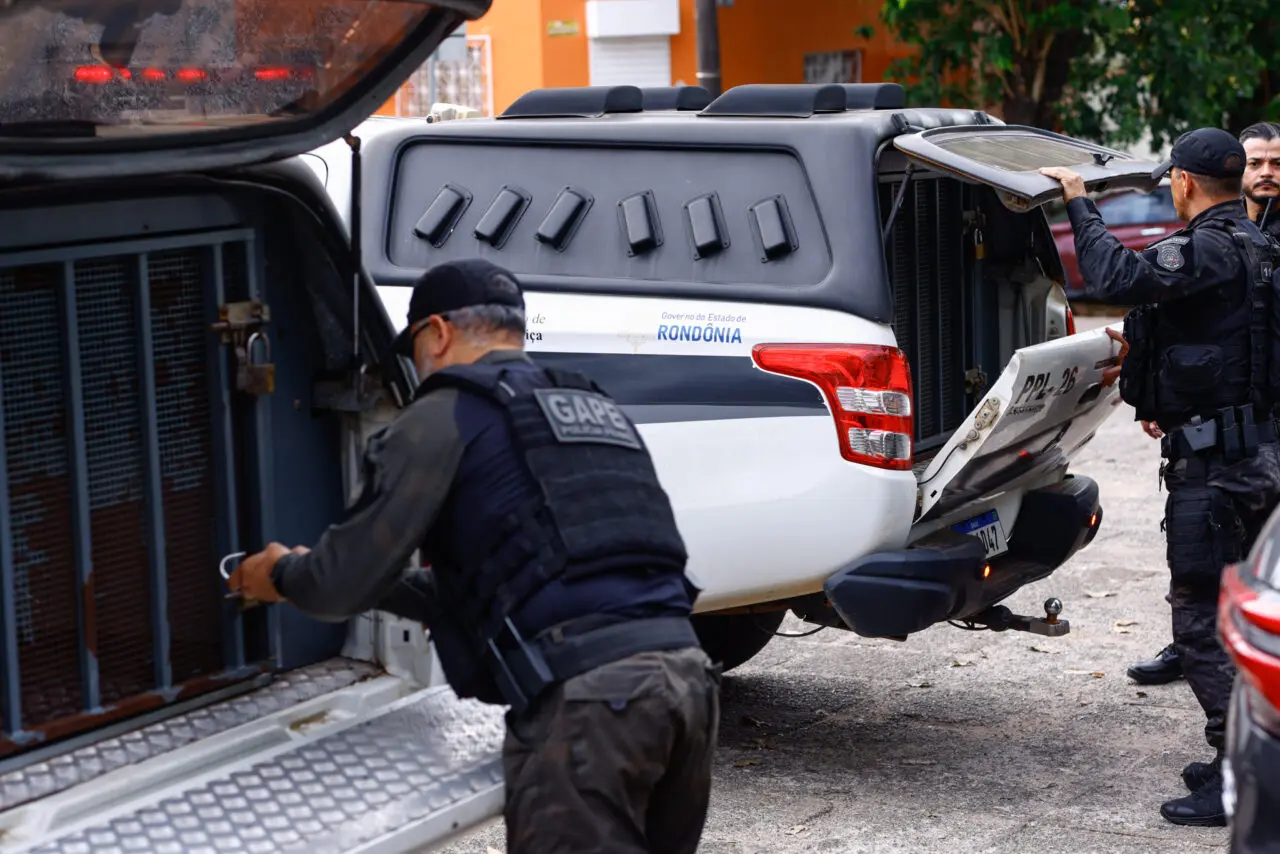 Mesmo grávida, esposa é agredida e obrigada a dormir na calçada pelo marido (Foto: Polícia Rondônia)