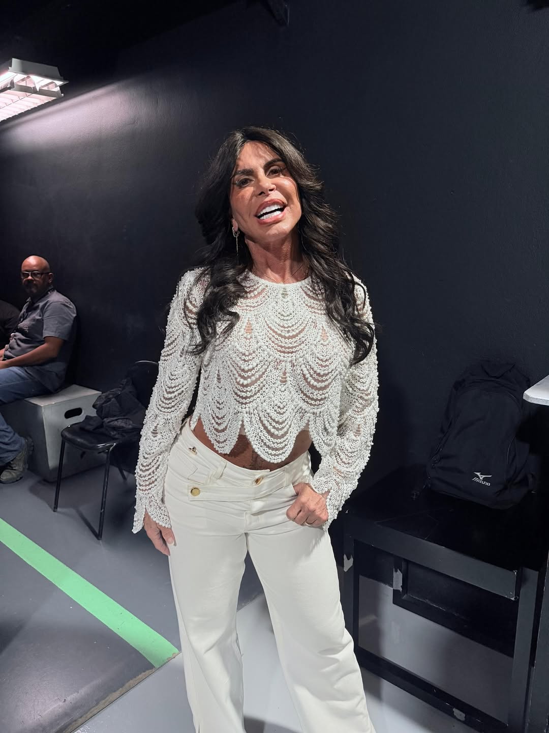 Gretchen mostra resultado da 'harmonização' no bumbum