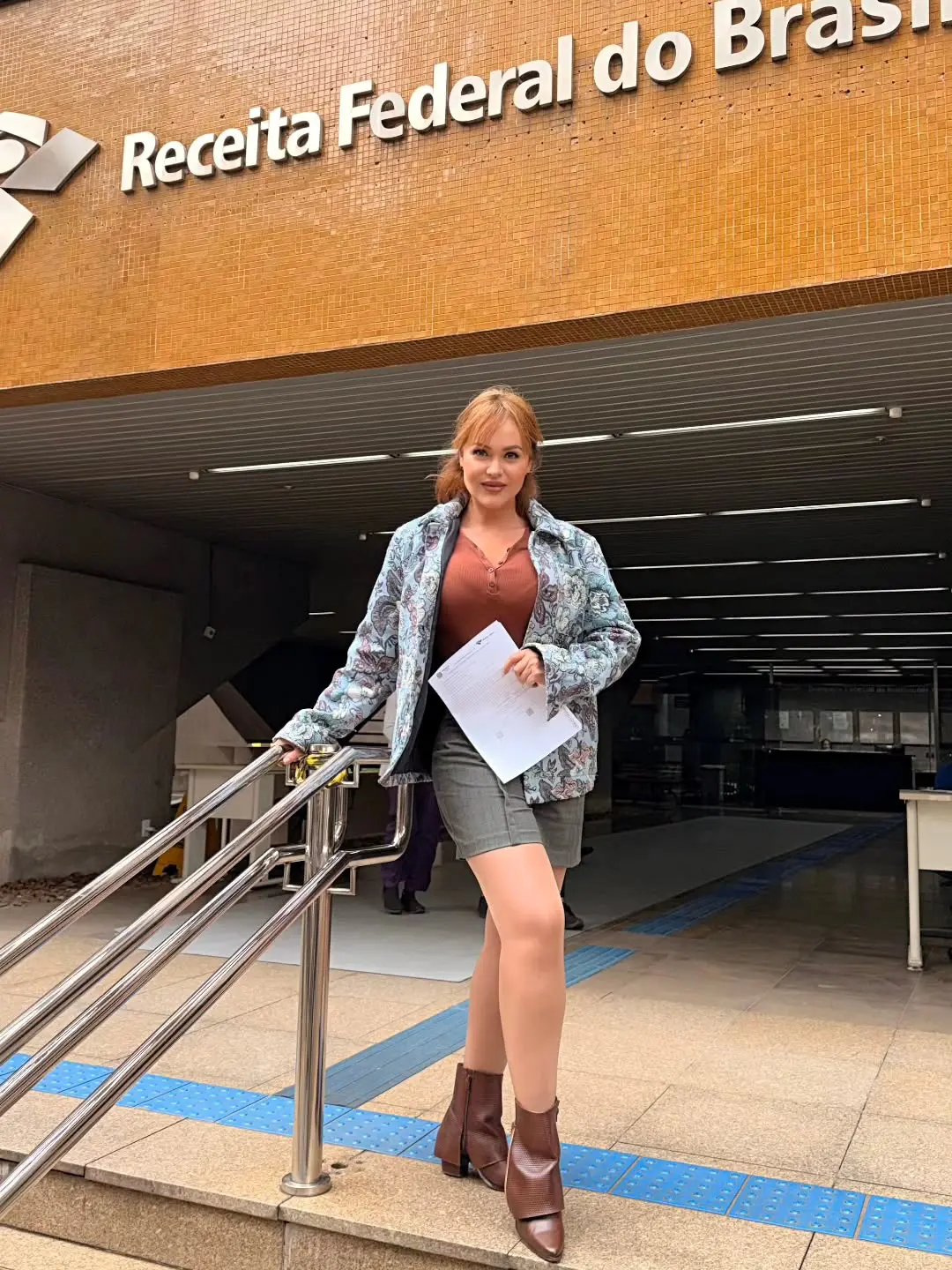 Gaby Spanic posa em frente à Receita Federal após emitir seu CPF e confirmar que passará a morar definitivamente no Brasil. Foto: Divulgação / Redes sociais.
