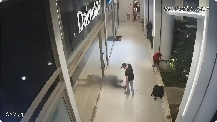 Dono de caminhonete discute com segurança de shopping e toma atitude assustadora (Foto: Reprodução Câmera de Segurança)