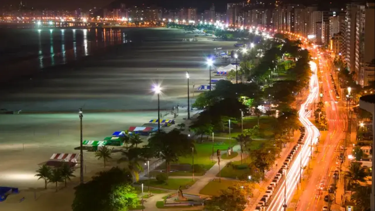 Moradora registra luz verde no céu em Santos, mesma região do barulho misterioso. Veja a foto