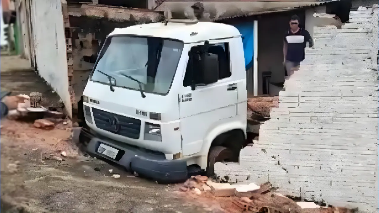 Caminhão desgovernado invade casa em Franca; veja o vídeo