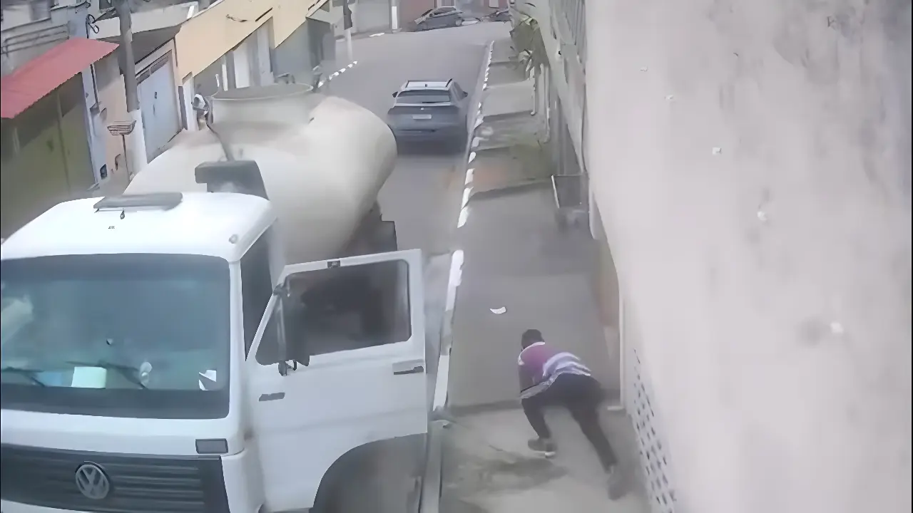 Motorista pula de caminhão para escapar de sequestro; veja o vídeo