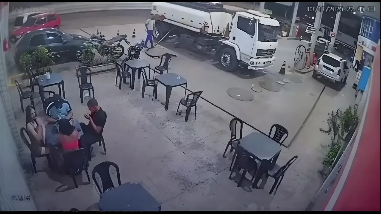 Homem acende cigarro em posto de gasolina e o pior acontece; vídeo impressionante