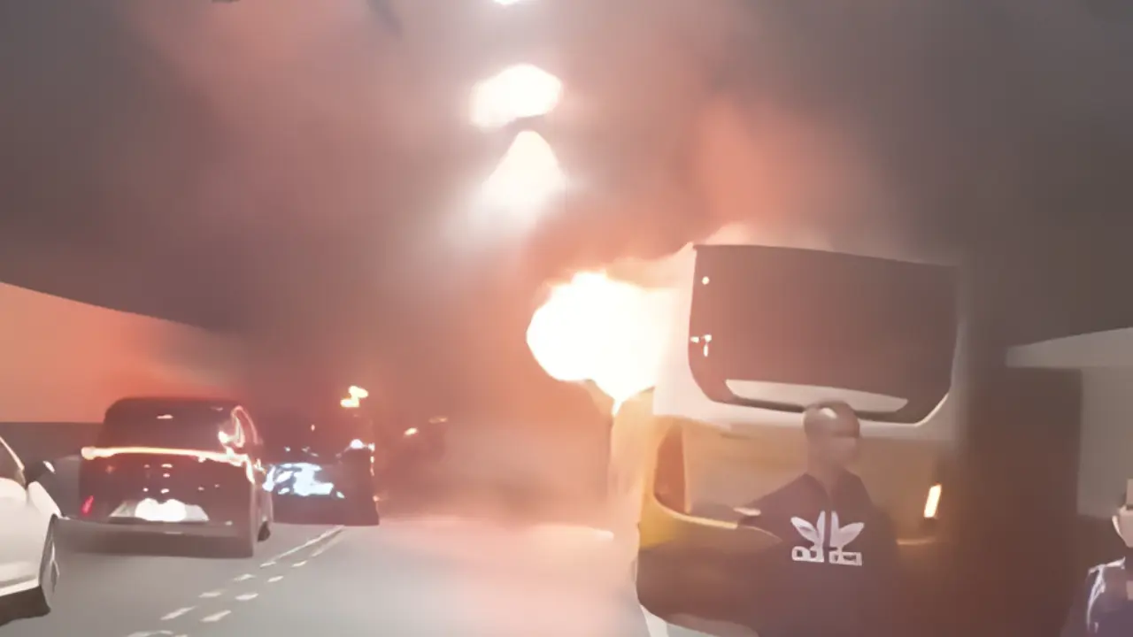 Ônibus que pegou fogo causa congestionamento e confusão em túnel importante no Rio; veja