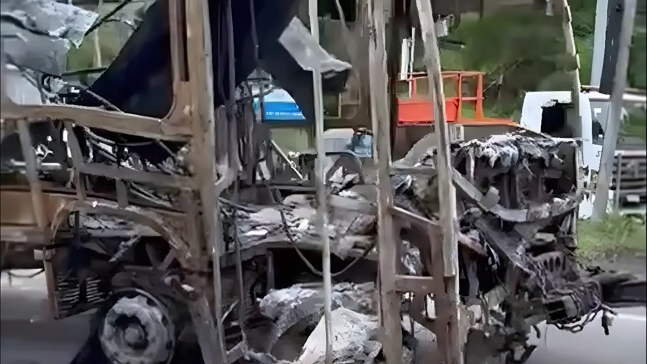 Ônibus incendiado começa a ser removido de túnel no Rio; trecho continua interditado