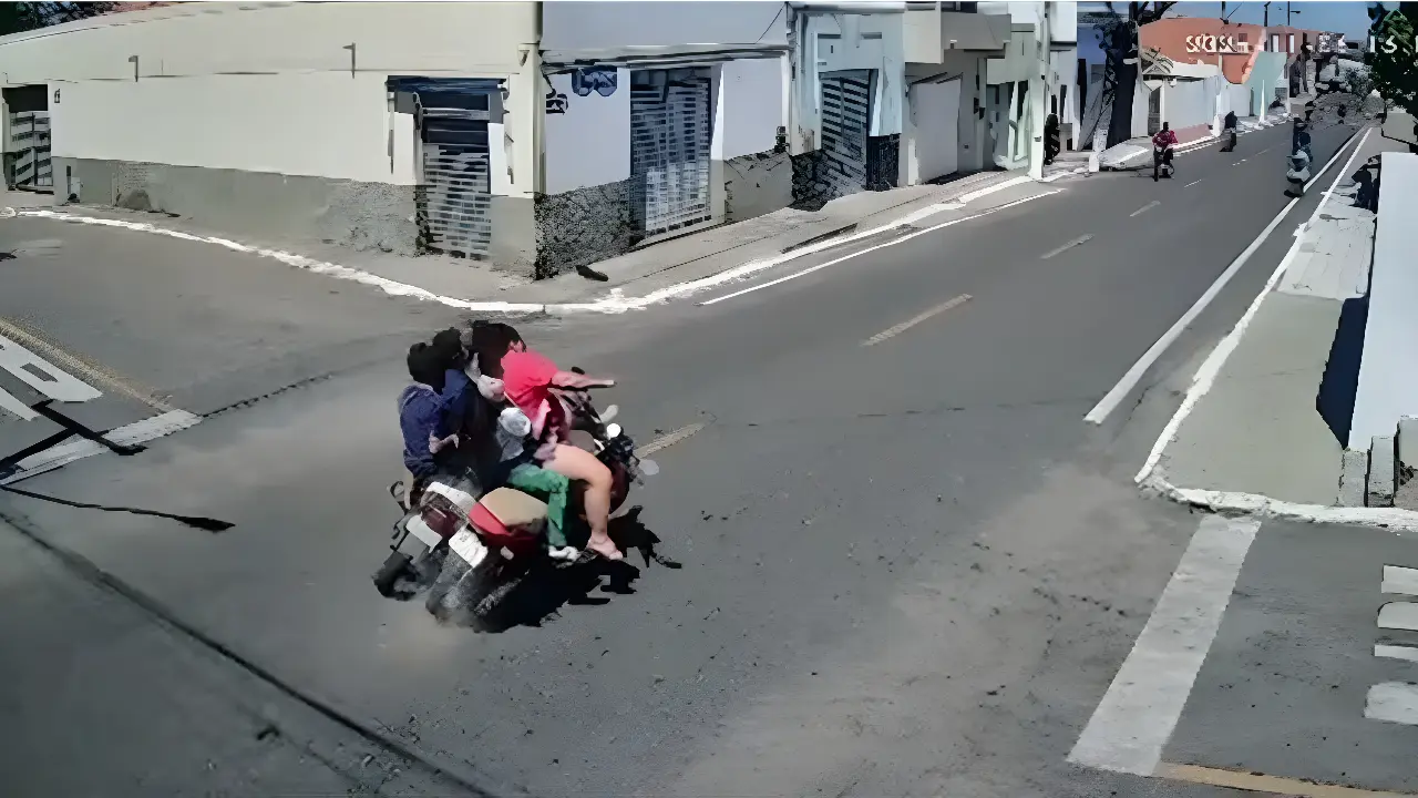 Câmeras registram acidente chocante entre três motocicletas; veja o vídeo