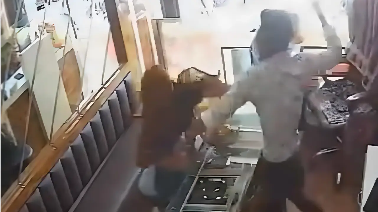 Mulher tenta assaltar joalheria usando pó de pimenta e acaba agredida; veja o vídeo