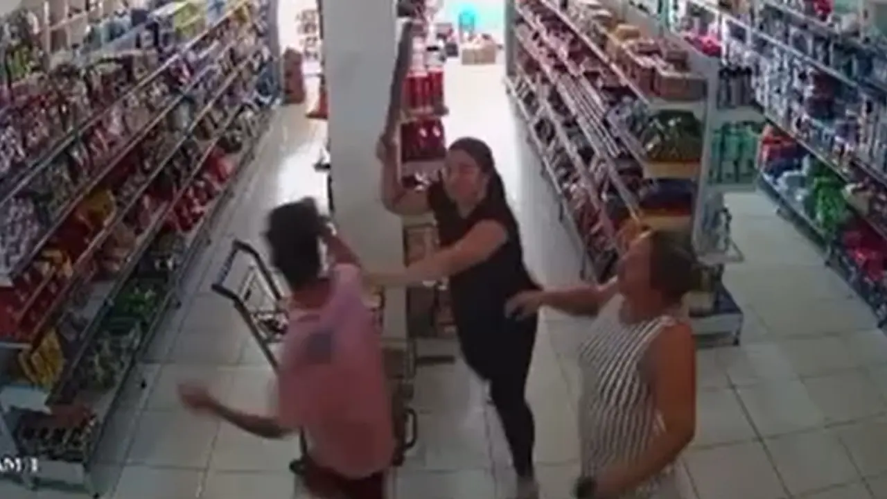 Advogada agride a pauladas homem suspeito de furto a supermercado; veja as imagens