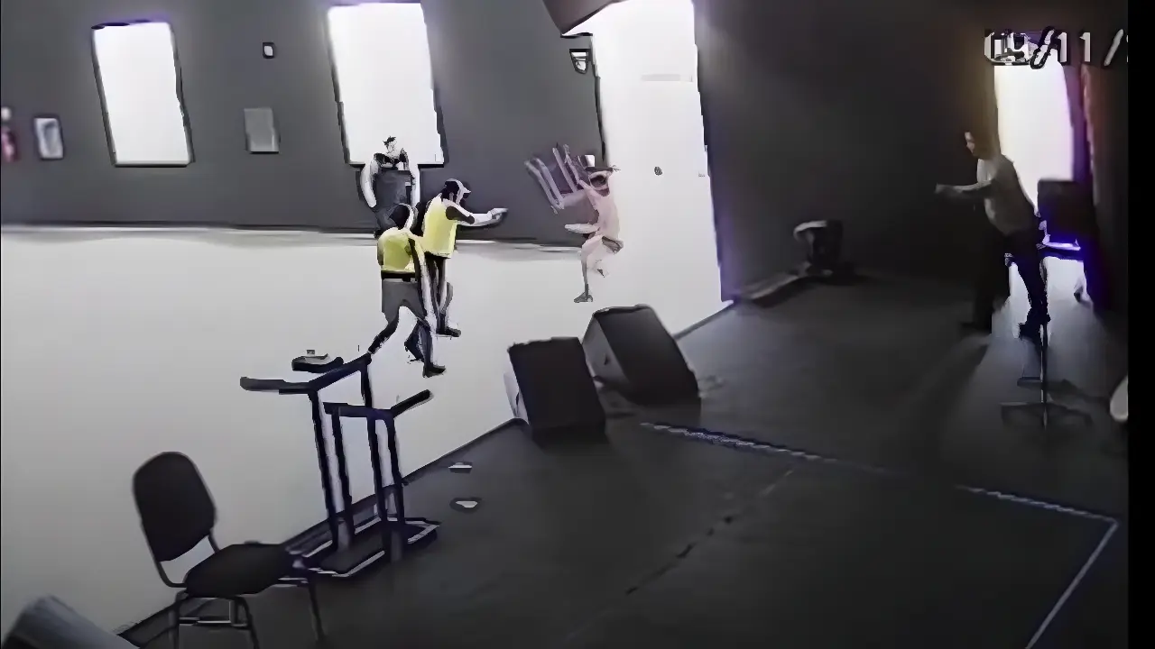 Vídeo mostra homem em surto sendo baleado ao atacar policiais dentro de igreja