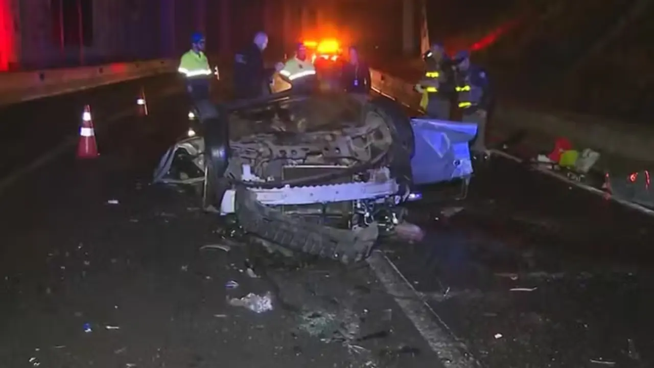 Quatro jovens morrem após carro cair de viaduto durante chuva