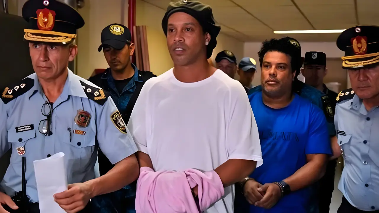 Ronaldinho Gaúcho teria recebido churrasco e cerveja na prisão em troca de autógrafos; entenda
